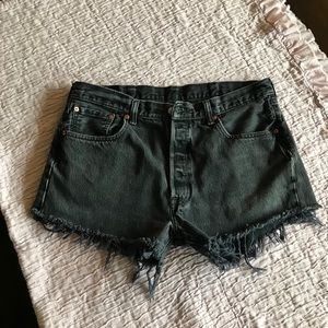 LEVI’S black cutoff jean shorts 🌻